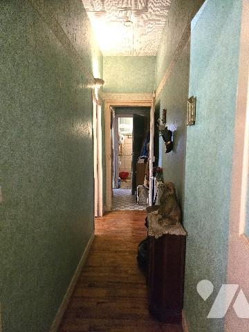 Maison de ville avec jardinet et garage.