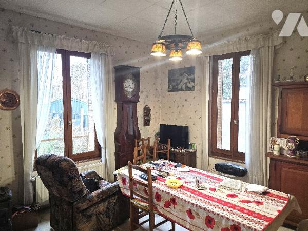 Maison de ville avec jardinet et garage.