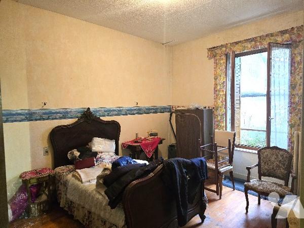 Maison de ville avec jardinet et garage.