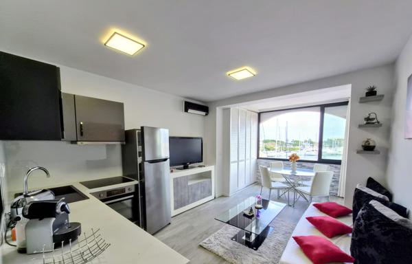 Cogolin (83310) Beau T1 face mer et port dans la marina de Cogolin