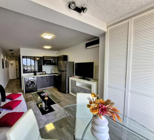 Cogolin (83310) Beau T1 face mer et port dans la marina de Cogolin