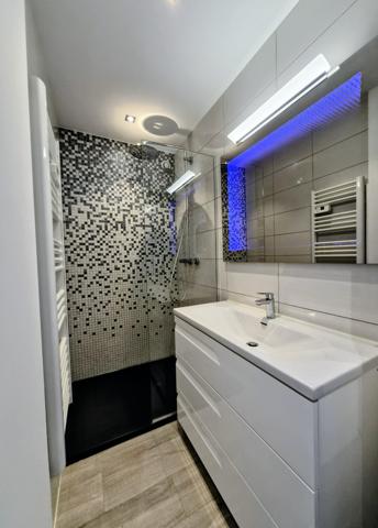 Cogolin (83310) Beau T1 face mer et port dans la marina de Cogolin