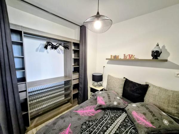 Cogolin (83310) Beau T1 face mer et port dans la marina de Cogolin