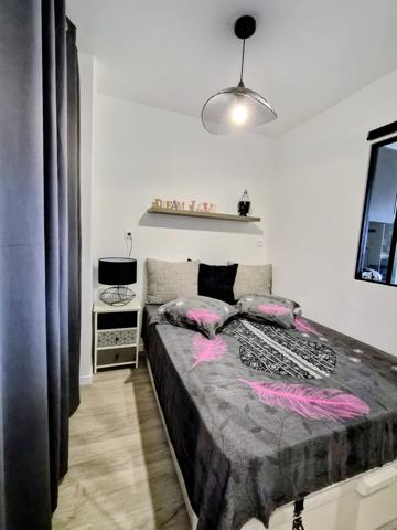 Cogolin (83310) Beau T1 face mer et port dans la marina de Cogolin