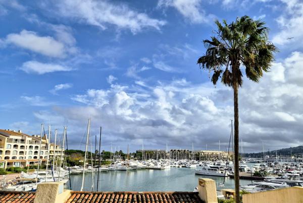 Cogolin (83310) Beau T1 face mer et port dans la marina de Cogolin