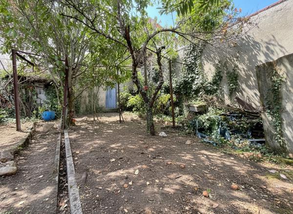 Maison de village en plein centre ville avec cour extérieur et jardin !