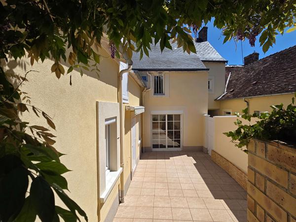 Maison de bourg rénovée avec 4 chambres, garage, jardin à proximité du Mans