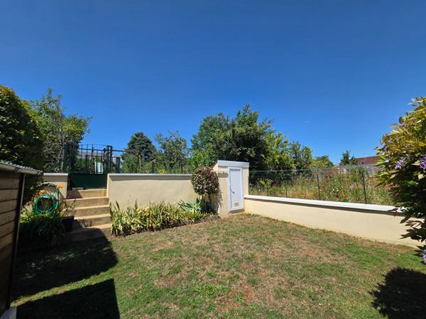 Maison de bourg rénovée avec 4 chambres, garage, jardin à proximité du Mans