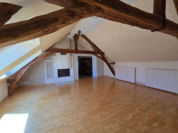 Maison de bourg rénovée avec 4 chambres, garage, jardin à proximité du Mans
