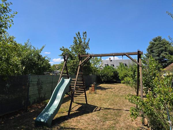 Maison de bourg rénovée avec 4 chambres, garage, jardin à proximité du Mans