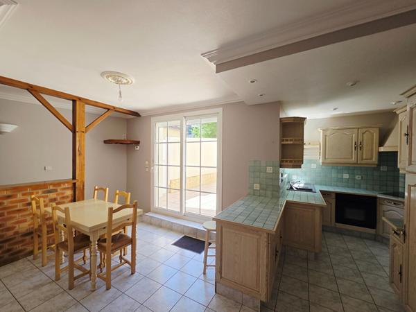 Maison de bourg rénovée avec 4 chambres, garage, jardin à proximité du Mans