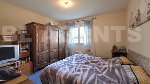 Plain pied 84m2 avec 2 chambres et garage.