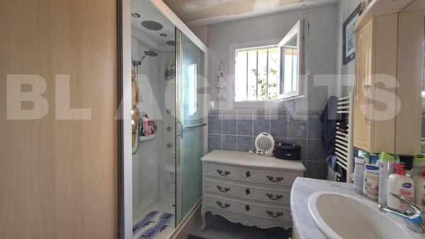 Plain pied 84m2 avec 2 chambres et garage.