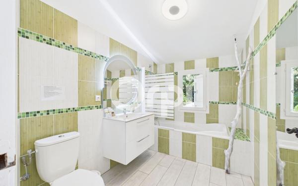 Immeuble à vendre    10 pièces • 228,77 m2 Montauroux