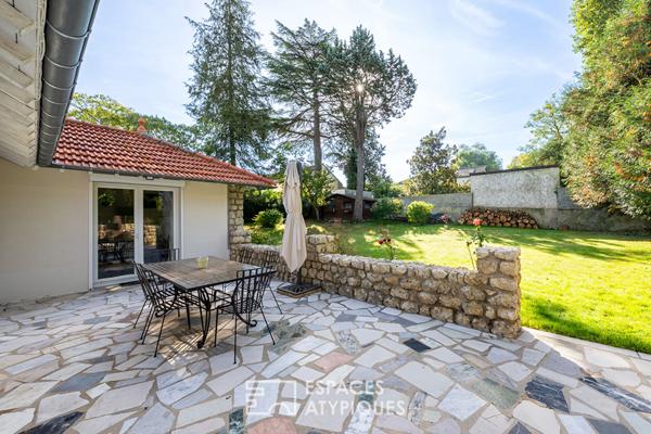 Maison de charme avec jardin bucolique à proximité de la gare.