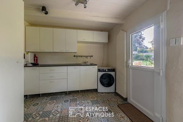 Maison de charme avec jardin bucolique à proximité de la gare.