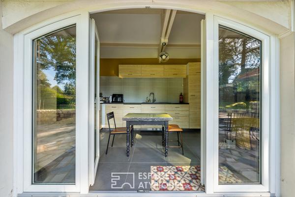 Maison de charme avec jardin bucolique à proximité de la gare.