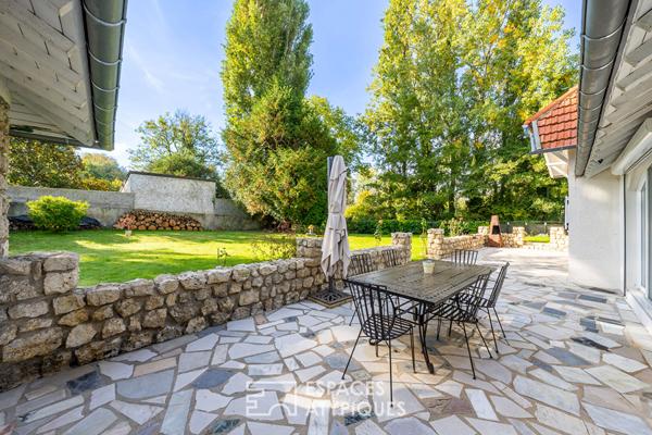 Maison de charme avec jardin bucolique à proximité de la gare.