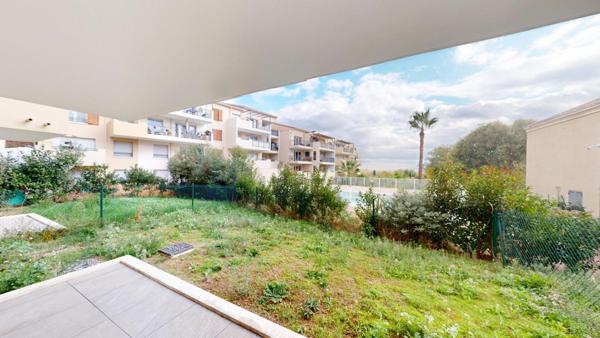 LE MUY , RARE : 3 PIÈCES RÉCENT AVEC TERRASSE, GRAND JARDIN & 3 PARKINGS !