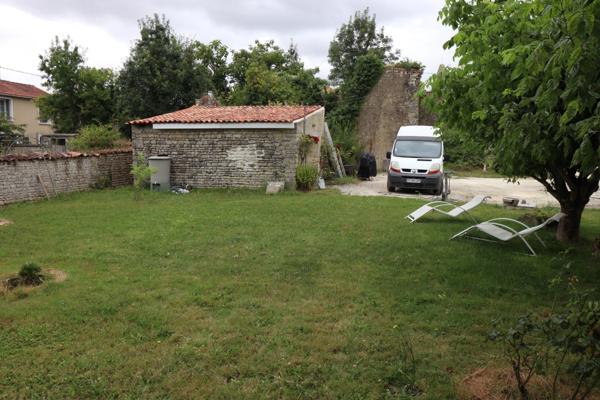 CHARMANTE MAISON CHARENTAISE ENTIEREMENT RENOVEE, VUE DEGAGEE, SANS VIS A VIS