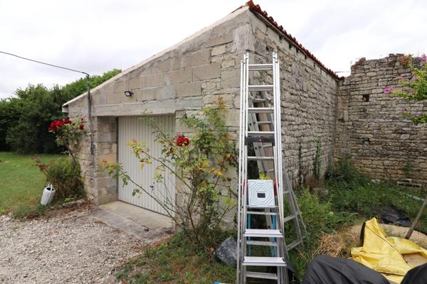 CHARMANTE MAISON CHARENTAISE ENTIEREMENT RENOVEE, VUE DEGAGEE, SANS VIS A VIS