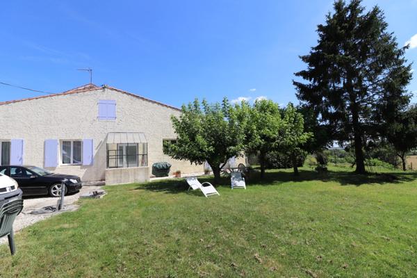 CHARMANTE MAISON CHARENTAISE ENTIEREMENT RENOVEE, VUE DEGAGEE, SANS VIS A VIS