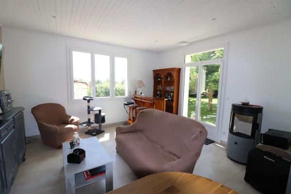 CHARMANTE MAISON CHARENTAISE ENTIEREMENT RENOVEE, VUE DEGAGEE, SANS VIS A VIS