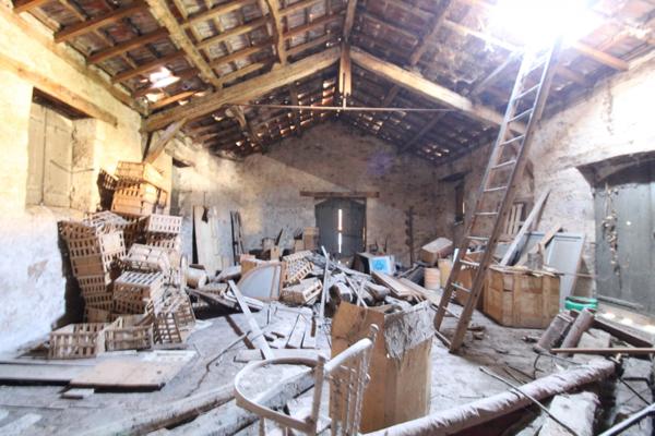 Saint-Affrique (12400) ENSEMBLE IMMOBILER : T4 ; T2 local commercial et grange