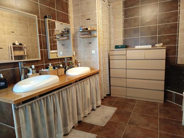 CONTEMPORAINE DE 180 M² AUX PRESTATIONS DE QUALITE AVEC PISCINE CHAUFFEE .