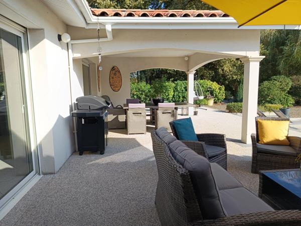 CONTEMPORAINE DE 180 M² AUX PRESTATIONS DE QUALITE AVEC PISCINE CHAUFFEE .