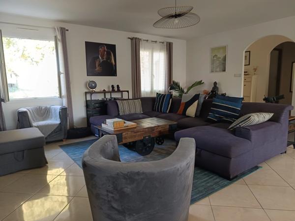 CONTEMPORAINE DE 180 M² AUX PRESTATIONS DE QUALITE AVEC PISCINE CHAUFFEE .