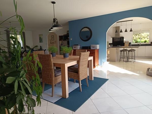 CONTEMPORAINE DE 180 M² AUX PRESTATIONS DE QUALITE AVEC PISCINE CHAUFFEE .