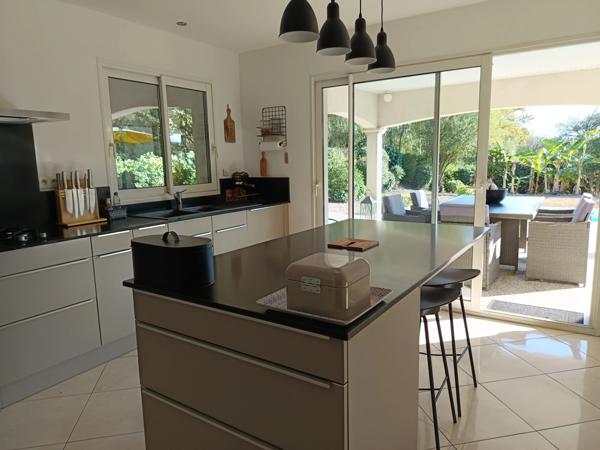 CONTEMPORAINE DE 180 M² AUX PRESTATIONS DE QUALITE AVEC PISCINE CHAUFFEE .