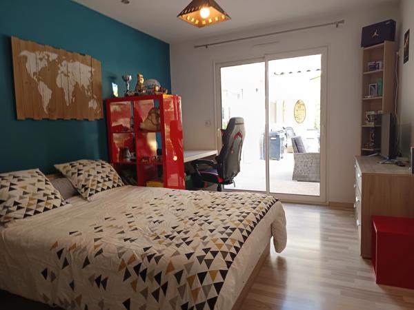 CONTEMPORAINE DE 180 M² AUX PRESTATIONS DE QUALITE AVEC PISCINE CHAUFFEE .