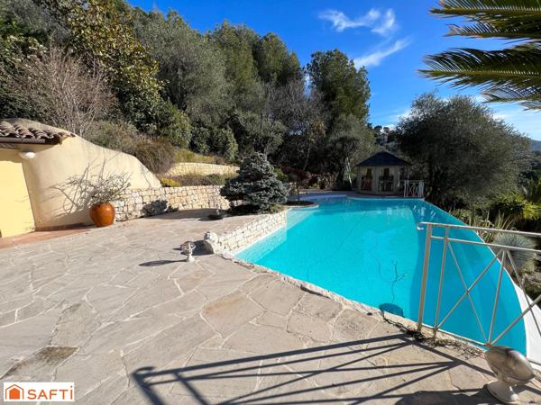 Magnifique propriété de 10 pièces au Parc SAINT-EXUPERY sur un terrain de 3000 m arboré d'essences méditerranéennes, belle piscine, accès et stationnements, aperçus mer.