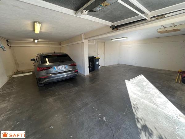 Magnifique propriété de 10 pièces au Parc SAINT-EXUPERY sur un terrain de 3000 m arboré d'essences méditerranéennes, belle piscine, accès et stationnements, aperçus mer.