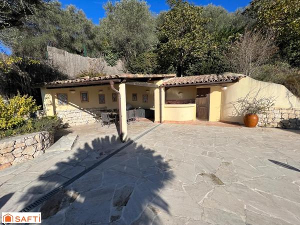 Magnifique propriété de 10 pièces au Parc SAINT-EXUPERY sur un terrain de 3000 m arboré d'essences méditerranéennes, belle piscine, accès et stationnements, aperçus mer.