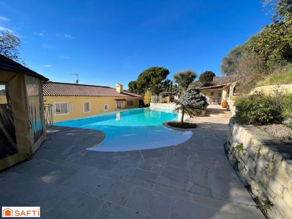 Magnifique propriété de 10 pièces au Parc SAINT-EXUPERY sur un terrain de 3000 m arboré d'essences méditerranéennes, belle piscine, accès et stationnements, aperçus mer.