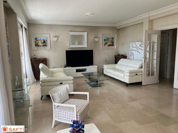 Magnifique propriété de 10 pièces au Parc SAINT-EXUPERY sur un terrain de 3000 m arboré d'essences méditerranéennes, belle piscine, accès et stationnements, aperçus mer.