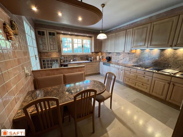 Magnifique propriété de 10 pièces au Parc SAINT-EXUPERY sur un terrain de 3000 m arboré d'essences méditerranéennes, belle piscine, accès et stationnements, aperçus mer.