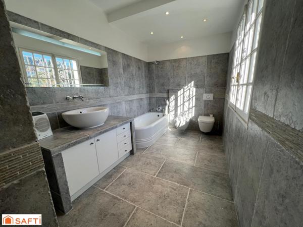 Magnifique propriété de 10 pièces au Parc SAINT-EXUPERY sur un terrain de 3000 m arboré d'essences méditerranéennes, belle piscine, accès et stationnements, aperçus mer.