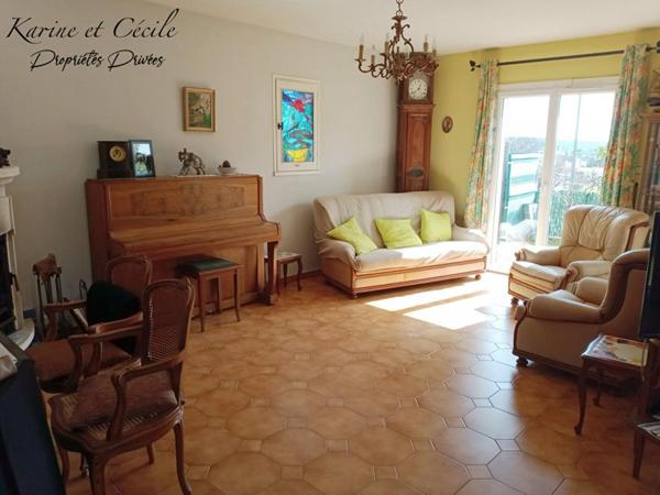 A proximité du centre ville d'Ollioules  Maison 6 pièce(s)  - piscine - Garage