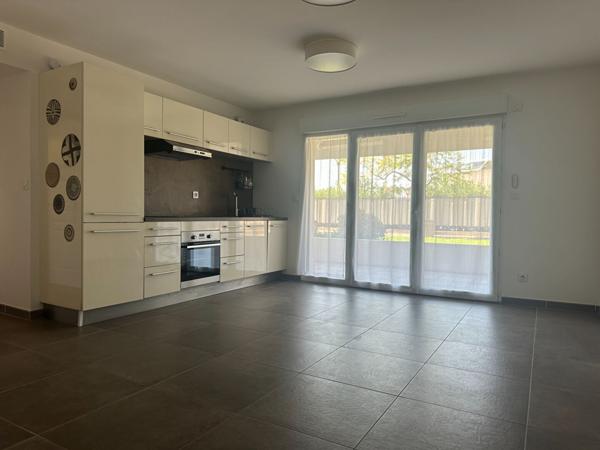 À vendre : Appartement lumineux de 3 pièces à Saint-Raphaël avec vue mer de la piscine!