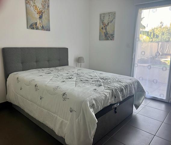 À vendre : Appartement lumineux de 3 pièces à Saint-Raphaël avec vue mer de la piscine!