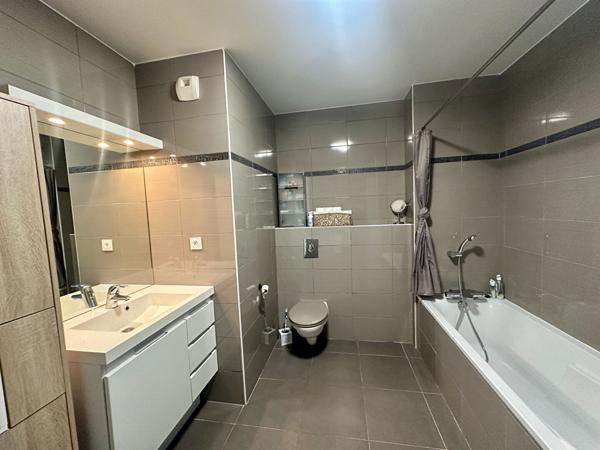 À vendre : Appartement lumineux de 3 pièces à Saint-Raphaël avec vue mer de la piscine!