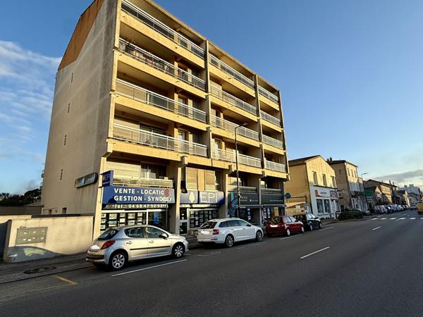 Appartement T3 de 77 m² vendu occupé avec terrasse parking et cave résidence avec ascenseur quartier Iéna Carcassonne