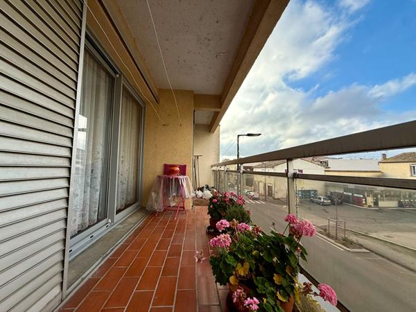 Appartement T3 de 77 m² vendu occupé avec terrasse parking et cave résidence avec ascenseur quartier Iéna Carcassonne