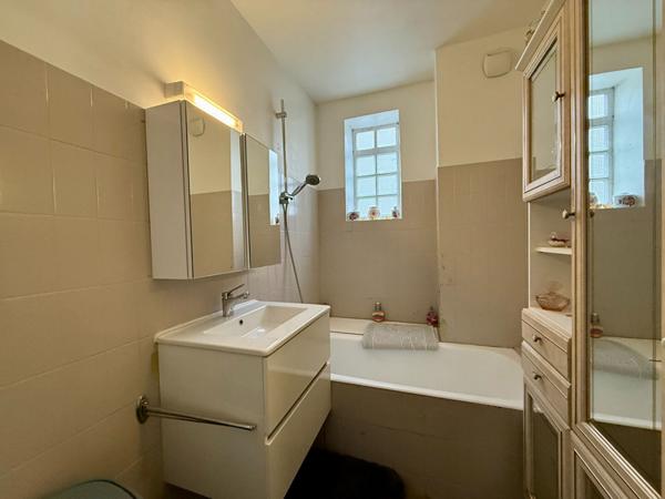 Appartement T3 de 77 m² vendu occupé avec terrasse parking et cave résidence avec ascenseur quartier Iéna Carcassonne