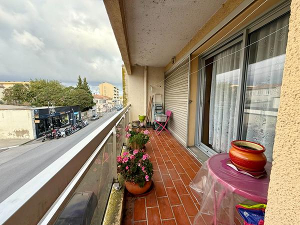 Appartement T3 de 77 m² vendu occupé avec terrasse parking et cave résidence avec ascenseur quartier Iéna Carcassonne