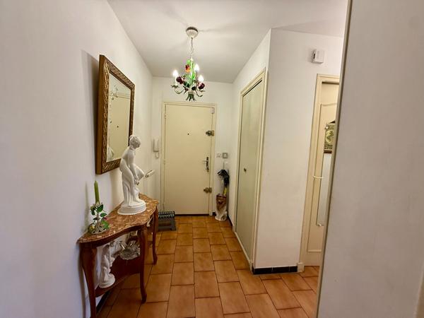 Appartement T3 de 77 m² vendu occupé avec terrasse parking et cave résidence avec ascenseur quartier Iéna Carcassonne
